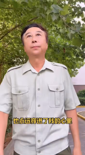 64歲馮鞏穿軍裝致敬建軍節,站姿筆挺眼神堅定,喊話召必回惹淚目