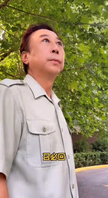 64歲馮鞏穿軍裝致敬建軍節,站姿筆挺眼神堅定,喊話召必回惹淚目