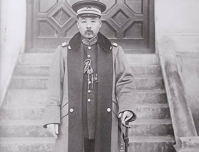 64歲馮鞏穿軍裝致敬建軍節,站姿筆挺眼神堅定,喊話召必回惹淚目