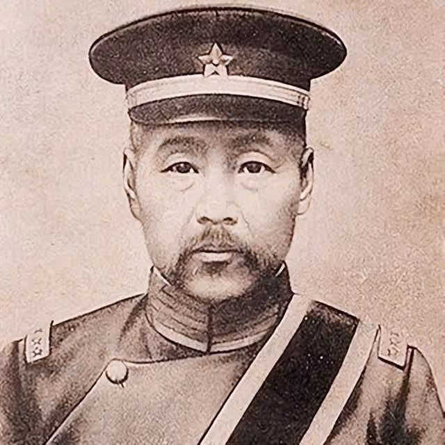 64歲馮鞏穿軍裝致敬建軍節,站姿筆挺眼神堅定,喊話召必回惹淚目