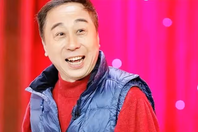 64歲馮鞏穿軍裝致敬建軍節,站姿筆挺眼神堅定,喊話召必回惹淚目