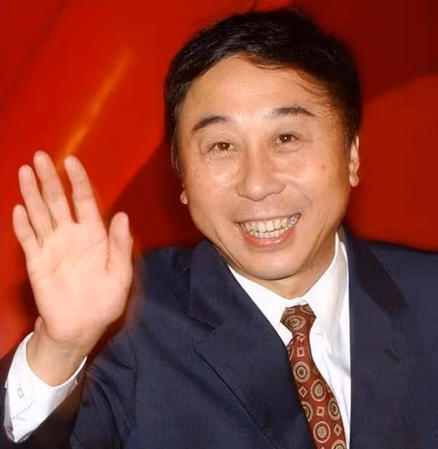 64歲馮鞏穿軍裝致敬建軍節,站姿筆挺眼神堅定,喊話召必回惹淚目