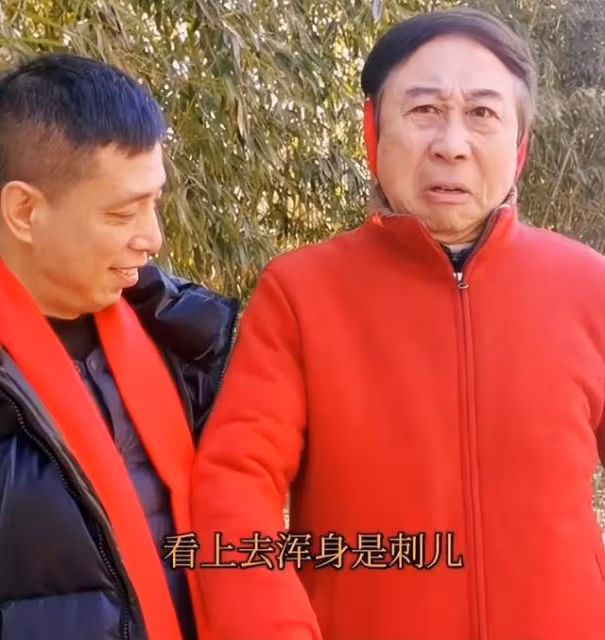 64歲馮鞏穿軍裝致敬建軍節,站姿筆挺眼神堅定,喊話召必回惹淚目