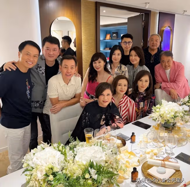 關之琳久違現身!「與68歲富豪前男友」聚會同框不尷尬 「59歲狀態回春」不輸對方年輕小女友!