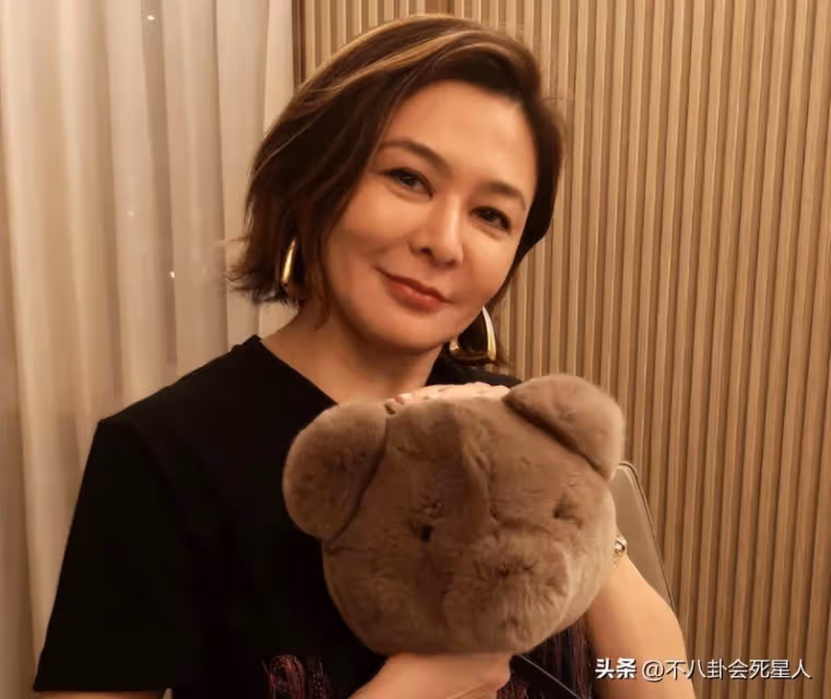 關之琳久違現身!「與68歲富豪前男友」聚會同框不尷尬 「59歲狀態回春」不輸對方年輕小女友!