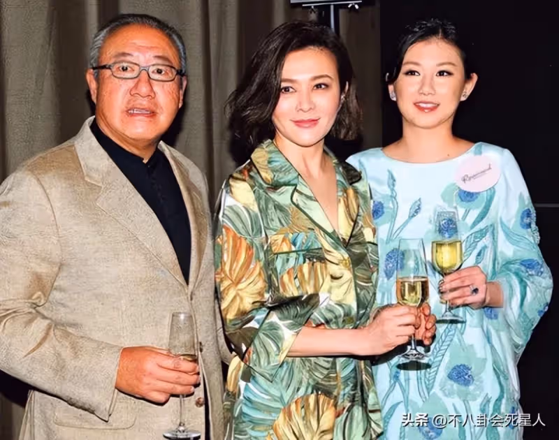 關之琳久違現身!「與68歲富豪前男友」聚會同框不尷尬 「59歲狀態回春」不輸對方年輕小女友!