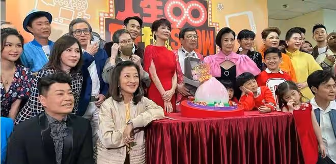 56歲林憶蓮為乾爹賀壽!身材豐滿素顏顯年輕,與男友分手生活低調