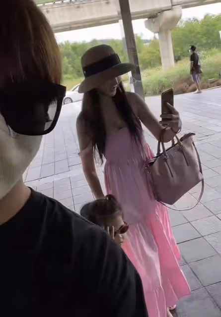 咸素媛一家出門游泳,穿泳衣秀身材,陳華光著膀子跟女兒玩水