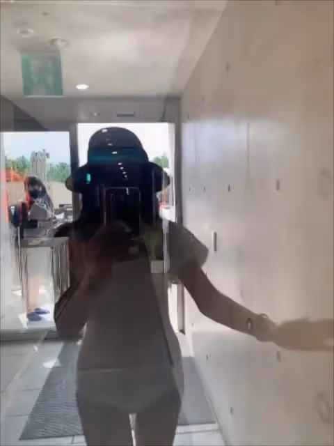咸素媛一家出門游泳,穿泳衣秀身材,陳華光著膀子跟女兒玩水