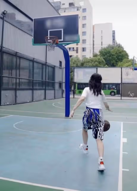 68歲女神趙雅芝曬近況!四肢纖細,上圍豐滿,三步上籃動作嫻熟