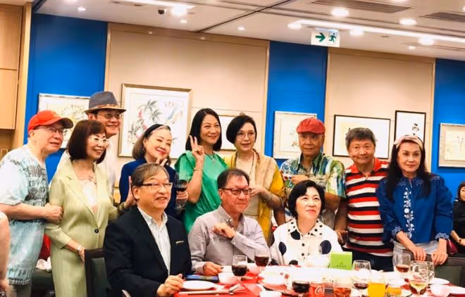 段正淳刀白鳳罕同框!72歲潘志文喝到臉紅,66歲呂有慧美貌依舊