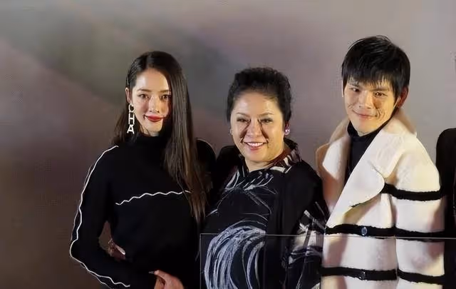 向佐「不講武德」,向太護犢子,郭碧婷的這場「賭豪」本就是敗局