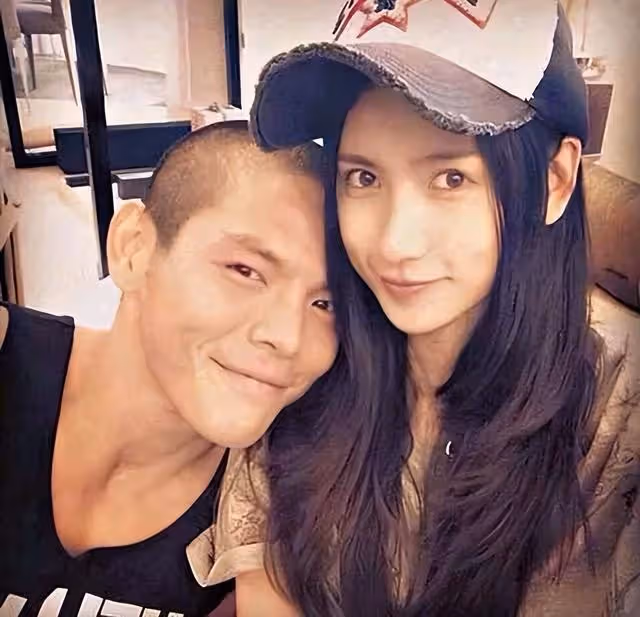 向佐「不講武德」,向太護犢子,郭碧婷的這場「賭豪」本就是敗局