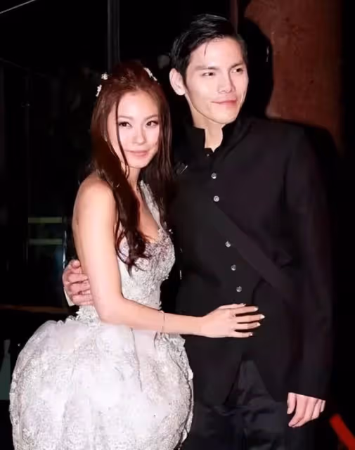 向佐「不講武德」,向太護犢子,郭碧婷的這場「賭豪」本就是敗局