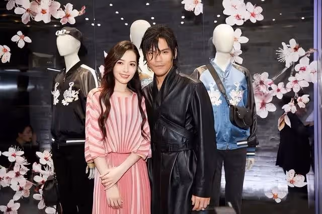 向佐「不講武德」,向太護犢子,郭碧婷的這場「賭豪」本就是敗局