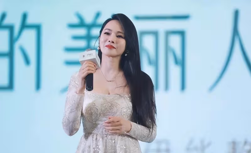 抗老界的「精英」伊能靜!54歲身材仍然有肉感,皮膚緊致似牛奶 「嫩」成了30歲,網友:太美了