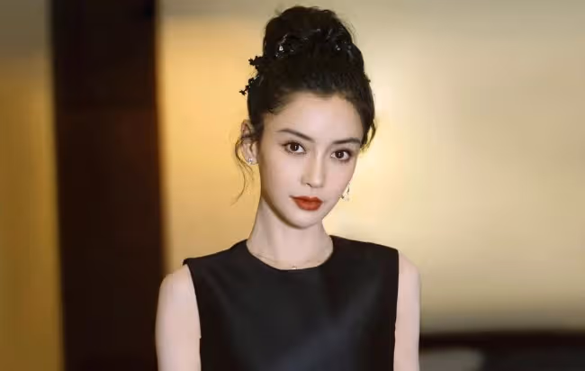 Angelababy穿超辣現身酒店 近照泄真實身材