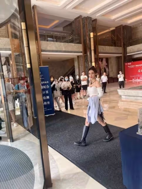 Angelababy穿超辣現身酒店 近照泄真實身材