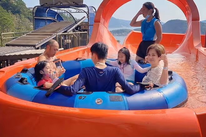 文頌嫻帶9歲女兒現身水上樂園,穿泳衣大秀身材,皮膚白皙似少女