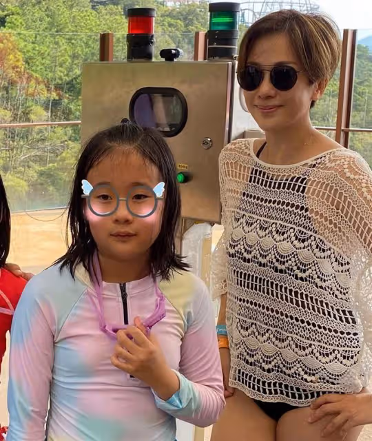 文頌嫻帶9歲女兒現身水上樂園,穿泳衣大秀身材,皮膚白皙似少女