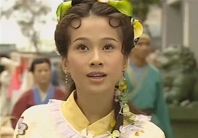 文頌嫻帶9歲女兒現身水上樂園,穿泳衣大秀身材,皮膚白皙似少女