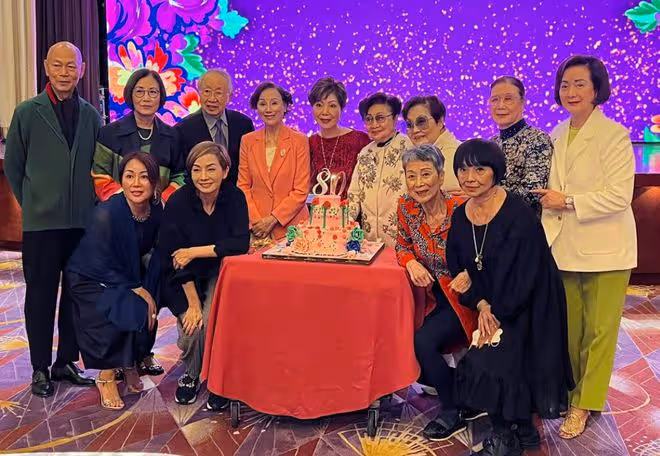 任劍輝乾女兒八十大壽!白雪仙攜一眾明星現身送祝福,94歲精神好