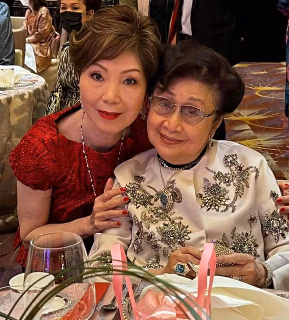 任劍輝乾女兒八十大壽!白雪仙攜一眾明星現身送祝福,94歲精神好