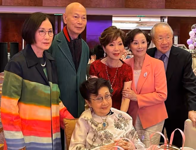 任劍輝乾女兒八十大壽!白雪仙攜一眾明星現身送祝福,94歲精神好