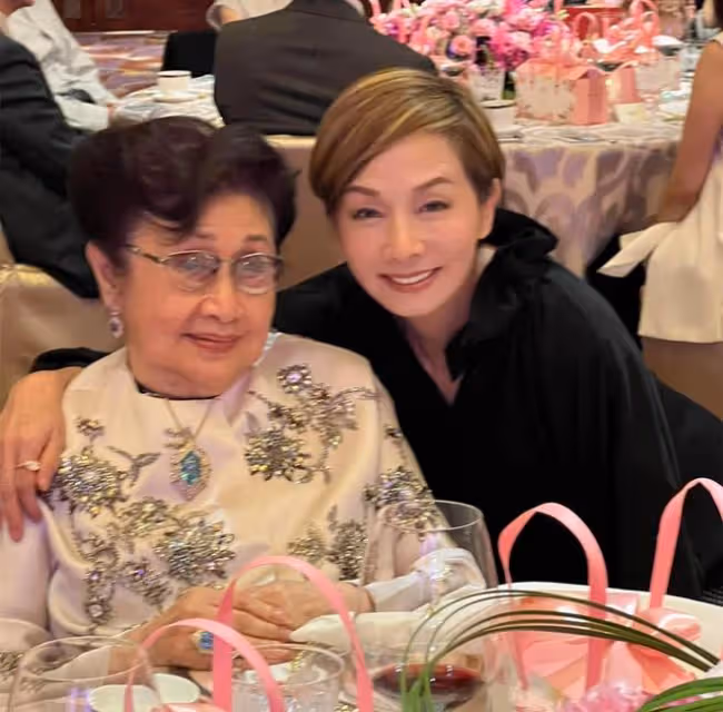 任劍輝乾女兒八十大壽!白雪仙攜一眾明星現身送祝福,94歲精神好