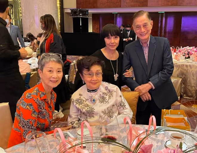 任劍輝乾女兒八十大壽！白雪仙攜一眾明星現身送祝福，94歲精神好