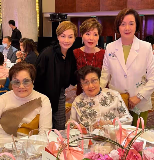 任劍輝乾女兒八十大壽！白雪仙攜一眾明星現身送祝福，94歲精神好