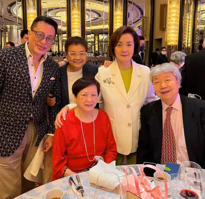 任劍輝乾女兒八十大壽！白雪仙攜一眾明星現身送祝福，94歲精神好