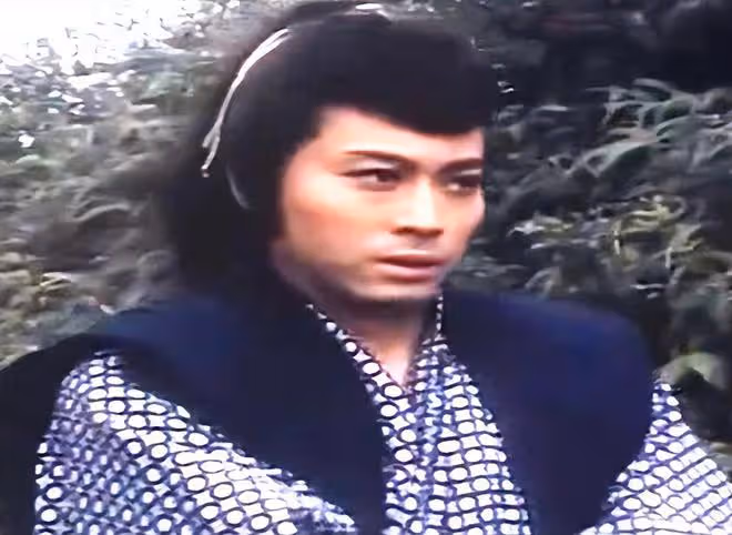 任劍輝乾女兒八十大壽！白雪仙攜一眾明星現身送祝福，94歲精神好