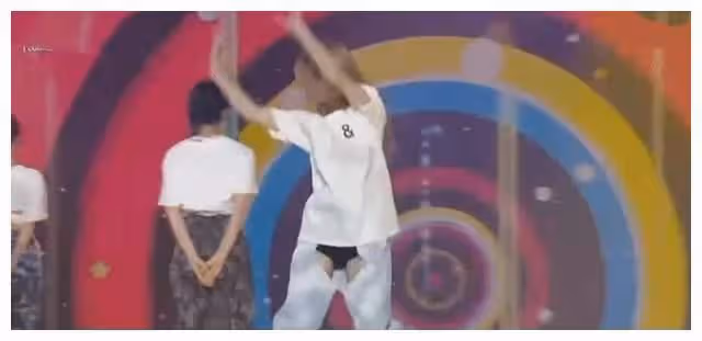 韓國女團成員有多卑微,拒絕露腿被罵,強迫與男粉絲貼身互動