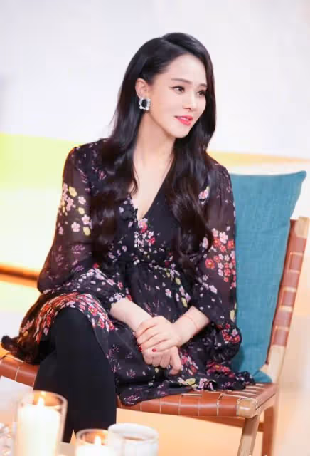 伊能靜與逃犯合影被扒,緊急回應並不認識,聲明大讚自己人美心善
