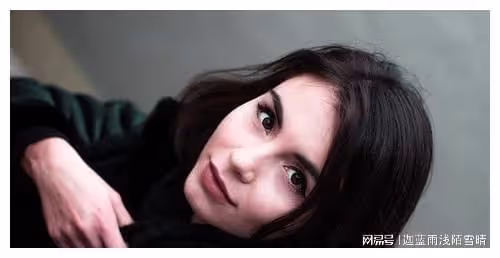 「兒子,把那個好吃懶做的女人離了吧」「離了,你養我?」