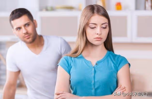 夫妻實行AA制,婆婆生病住院時,妻子直接帶著自家媽媽去旅遊