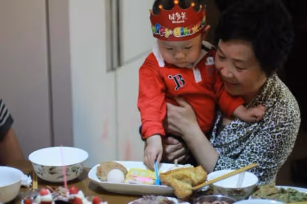 兒子生日岳母送金手鐲,但我看到岳母衣服發現有秘密,我忍不住大罵老婆:「妳真狠毒!」