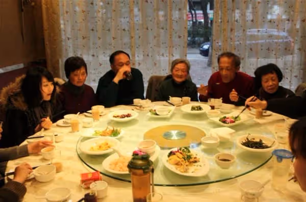 兒子生日岳母送金手鐲,但我看到岳母衣服發現有秘密,我忍不住大罵老婆:「妳真狠毒!」