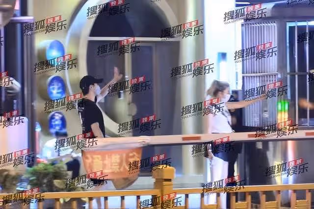 李治廷與女友街頭散步,女方身材火辣顏值高,相戀近3年感情穩定