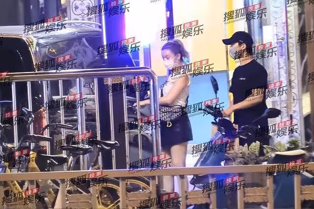 李治廷與女友街頭散步,女方身材火辣顏值高,相戀近3年感情穩定