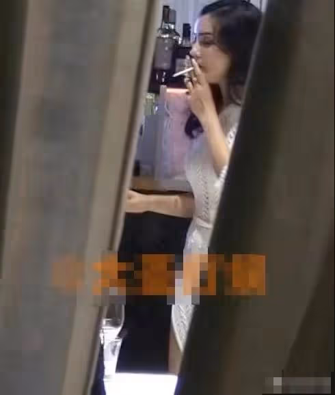 李治廷與女友街頭散步,女方身材火辣顏值高,相戀近3年感情穩定