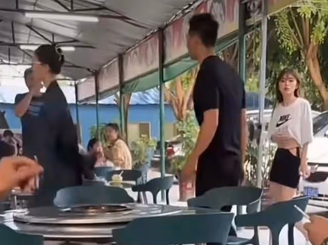 王思聰路邊吃鐵鍋燉肉,身邊跟著近10位靚女,只花上百元難得節省