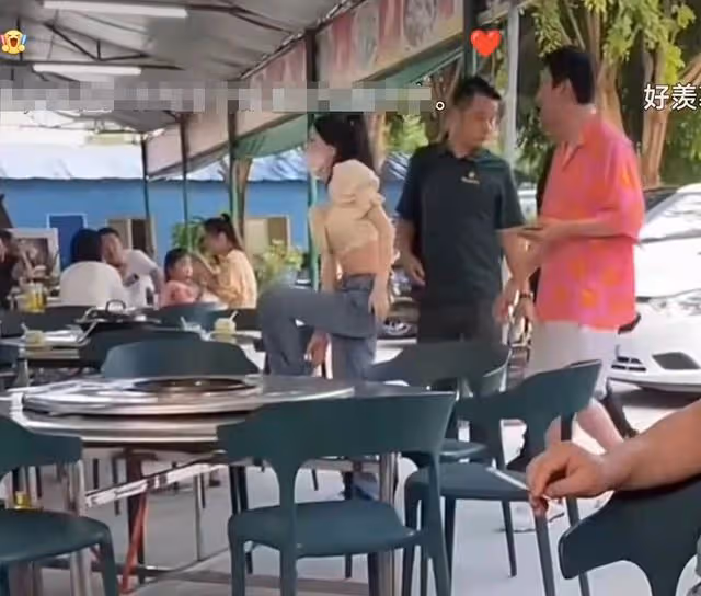 王思聰路邊吃鐵鍋燉肉,身邊跟著近10位靚女,只花上百元難得節省