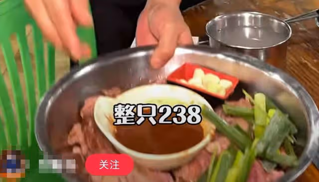 王思聰路邊吃鐵鍋燉肉,身邊跟著近10位靚女,只花上百元難得節省