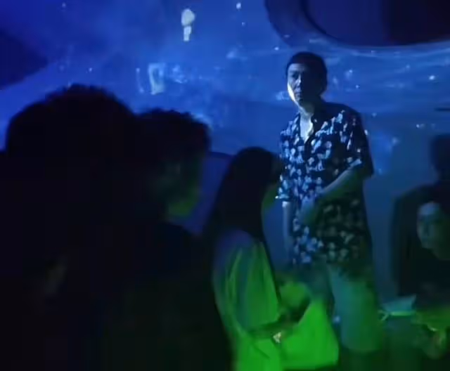 王思聰路邊吃鐵鍋燉肉,身邊跟著近10位靚女,只花上百元難得節省
