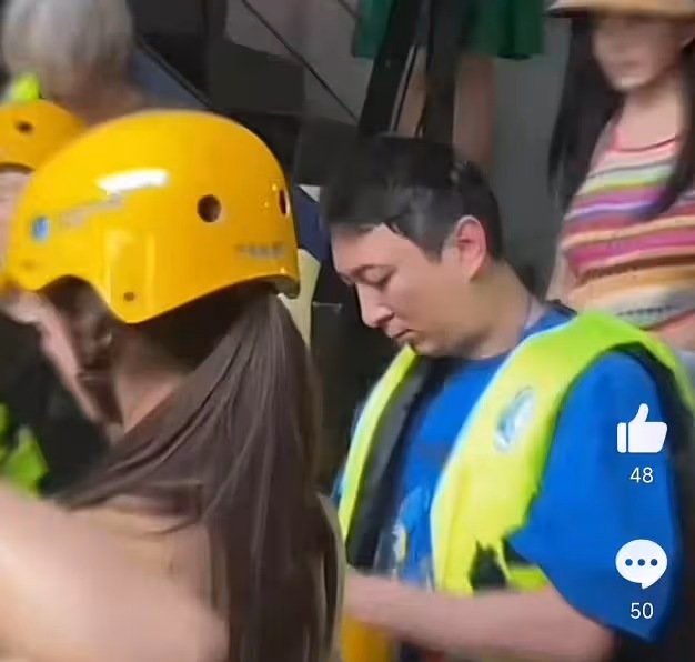王思聰路邊吃鐵鍋燉肉,身邊跟著近10位靚女,只花上百元難得節省