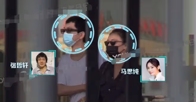 馬思純攜男友現身機場,透視裝露出腰間贅肉,媽媽接機疑好事將近