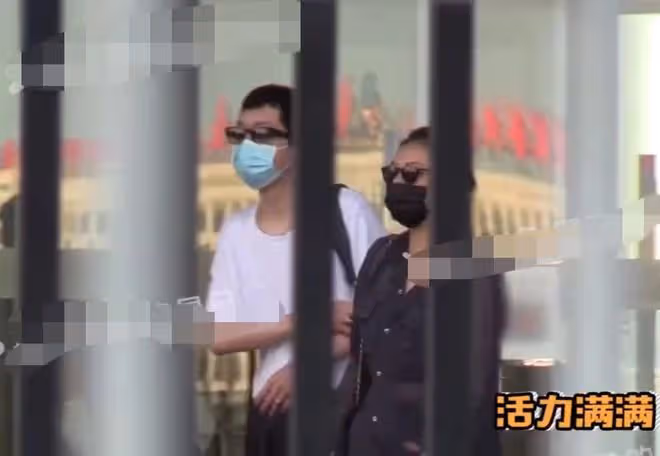 馬思純攜男友現身機場,透視裝露出腰間贅肉,媽媽接機疑好事將近