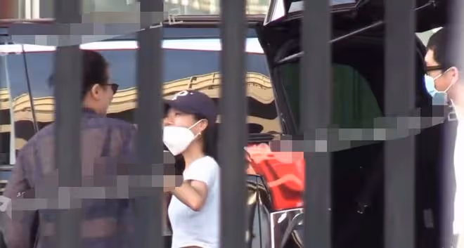 馬思純攜男友現身機場,透視裝露出腰間贅肉,媽媽接機疑好事將近